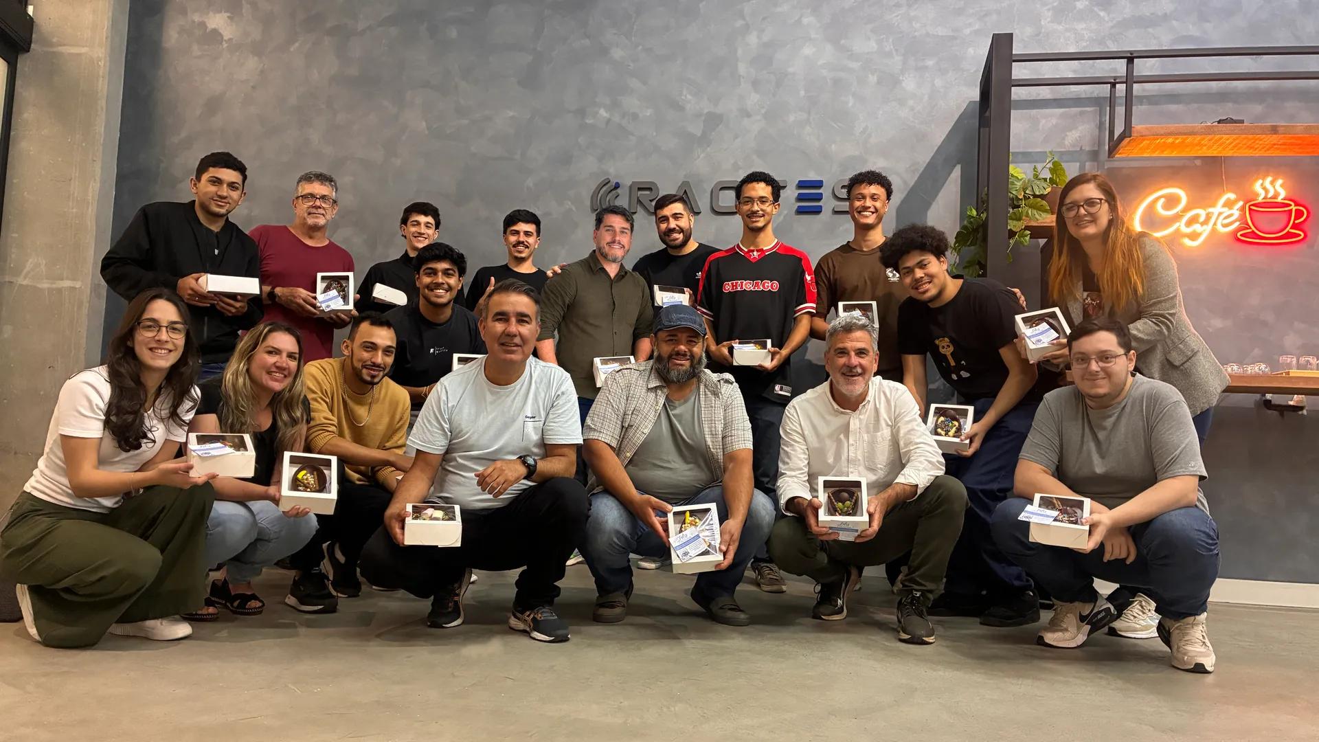 Equipe do Grupo Raotes reunida na sede da empresa